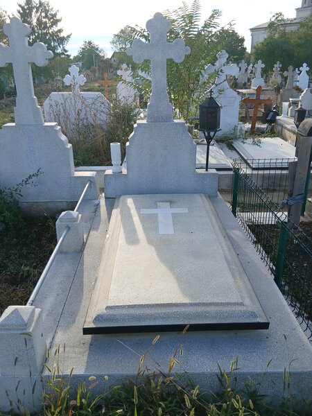 Vand 2 locuri de veci cimitirul Sfintii Voievozi, Popesti Leordeni