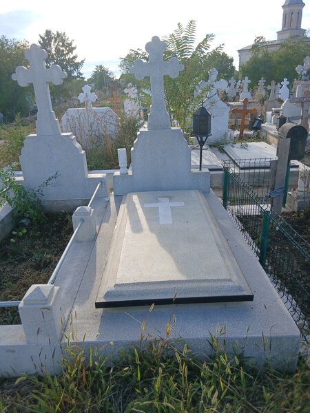 Vand 2 locuri de veci cimitirul Sfintii Voievozi, Popesti Leordeni