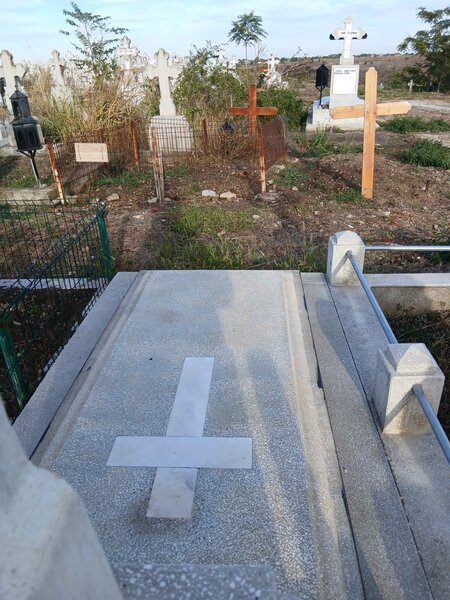 Vand 2 locuri de veci cimitirul Sfintii Voievozi, Popesti Leordeni