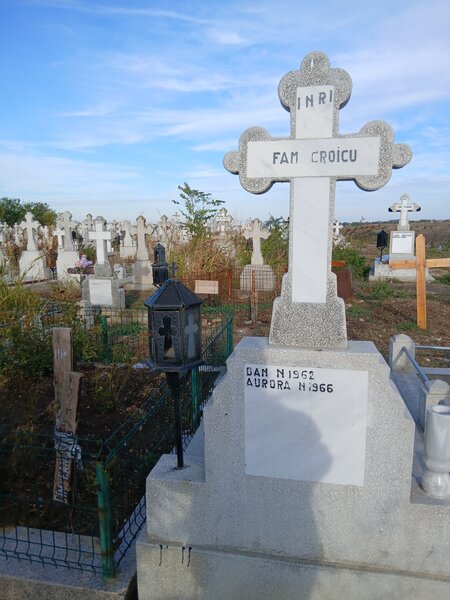 Vand 2 locuri de veci cimitirul Sfintii Voievozi, Popesti Leordeni
