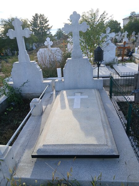 Vand 2 locuri de veci cimitirul Sfintii Voievozi, Popesti Leordeni